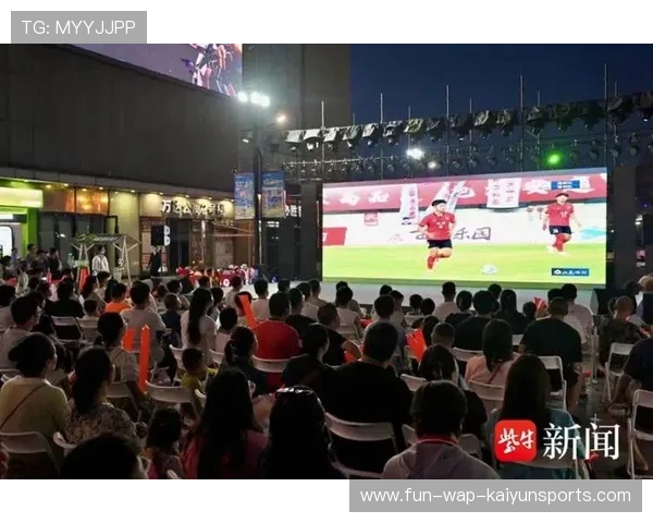 现场气氛火爆！球迷欢呼不断，场内外热情爆棚！，球赛现场的气氛